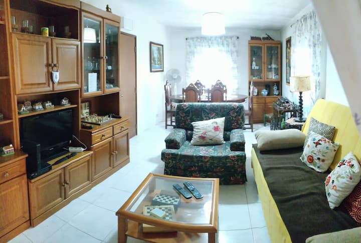 Ukumbi wenye sofa kubwa (kitanda cha watu wawili) na sofa ndogo (kitanda kimoja)