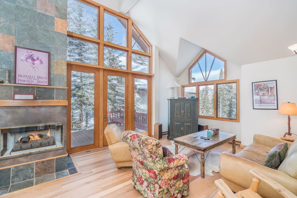 Cozy living room with fireplace and windows with lots of light