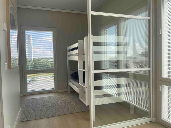 公寓的第二间卧室配有坚固的双层床和滑动门。