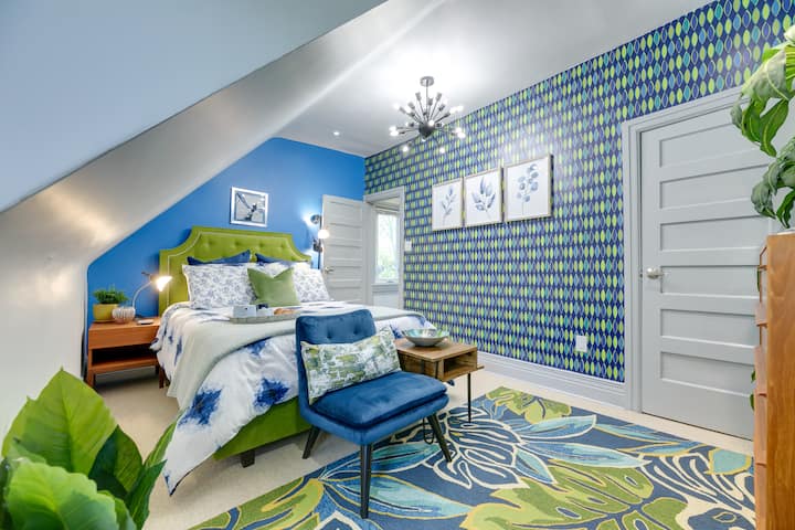 ห้องนอนที่น่าทึ่งพร้อมเตียงที่สวยงามพร้อมโครงเตียงที่มีศิลปะและผ้าปูที่นอนผ้าฝ้ายนุ่ม!