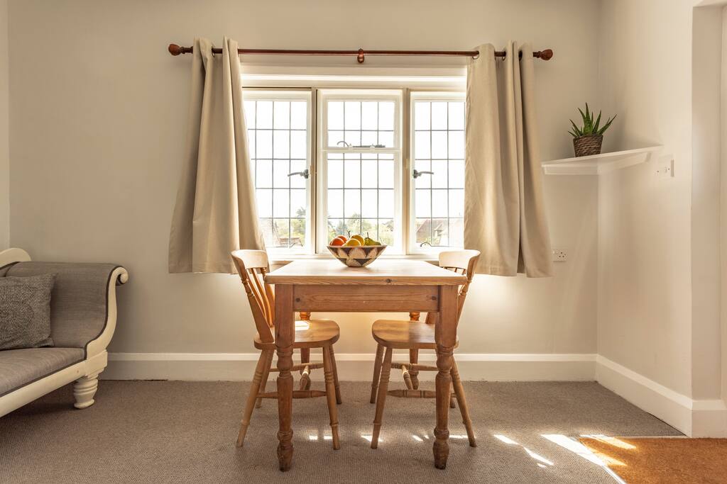 Living area / dining table