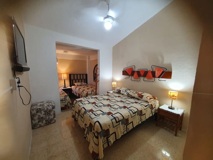 Camera da letto 1.  Dispone di tre letti , uno matrimoniale e due singoli , oltre a una TV con canali locali, l'aria condizionata in minisplit e un ventilatore a soffitto