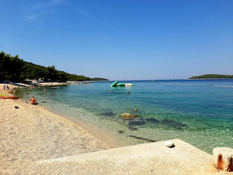 Top Airbnb: New cute and cozy apartment first row to the sea in Općina Rogoznica