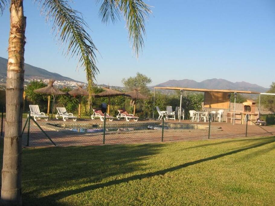 Jardin y piscina