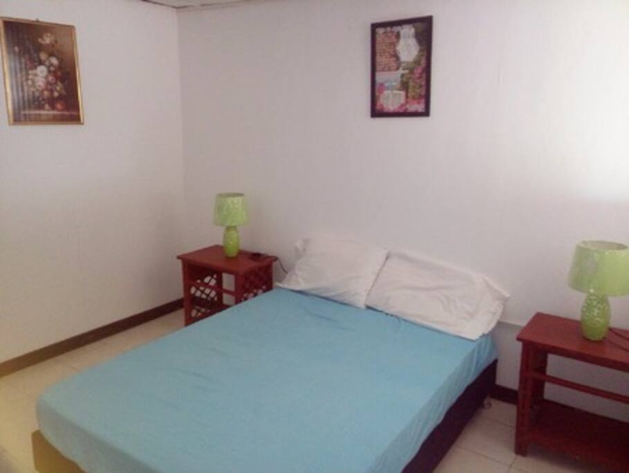 Segunda habitación cuenta con cama doble, aire acondicionado.