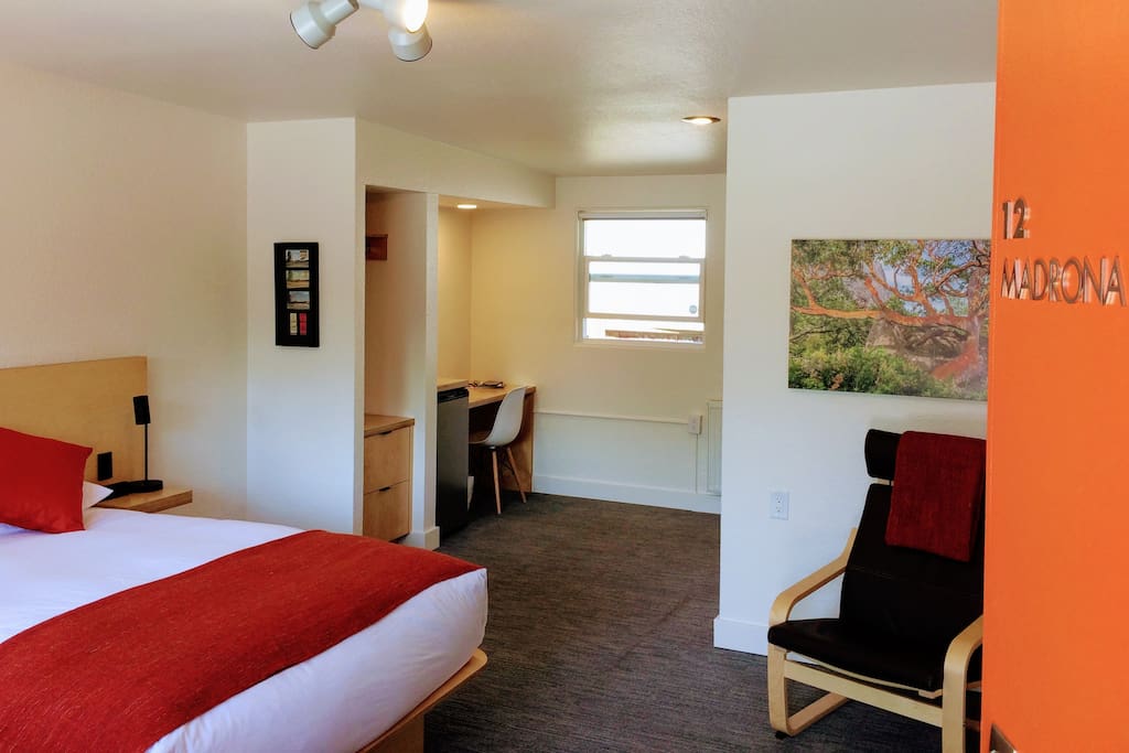 Modern, simple, clean, and functional, with an aesthetic nod to the Pacific NW, the Madrona room is named after the iconic Pacific Northwest madrone tree