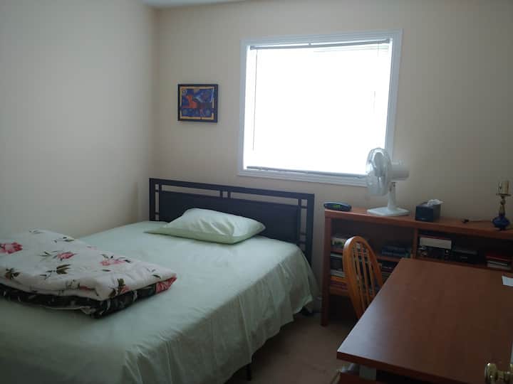 Comfortable Bedroom In Kanata W/queen Bed - Kanata
