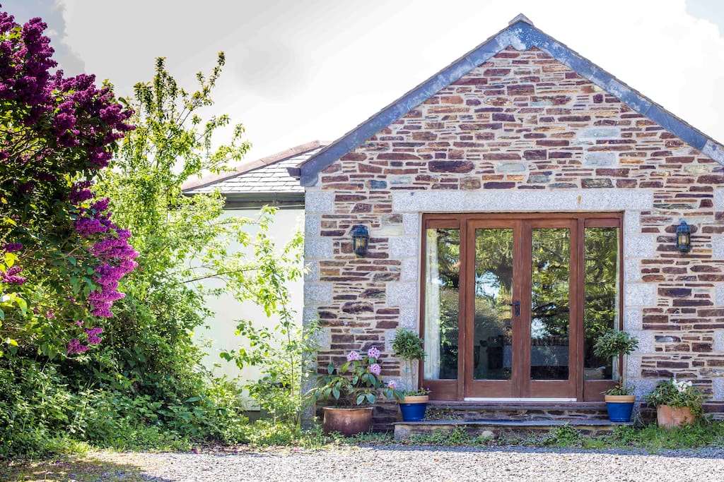 Exterior Guest Cottage with Lilac