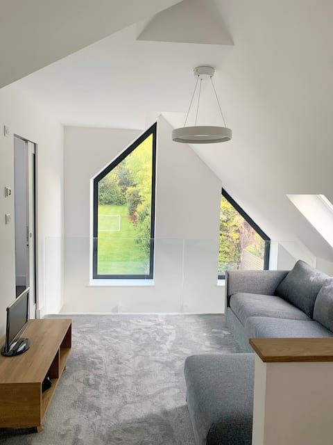 Top Airbnb: Gorgeous annex in Surrey, near to Caterham School in Tandridge
