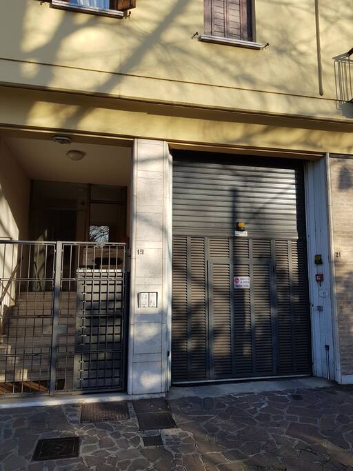 A sinistra ingresso n19 che porta al secondo piano dove si trova l' attico n9. A destra ingresso n21 al parcheggio.