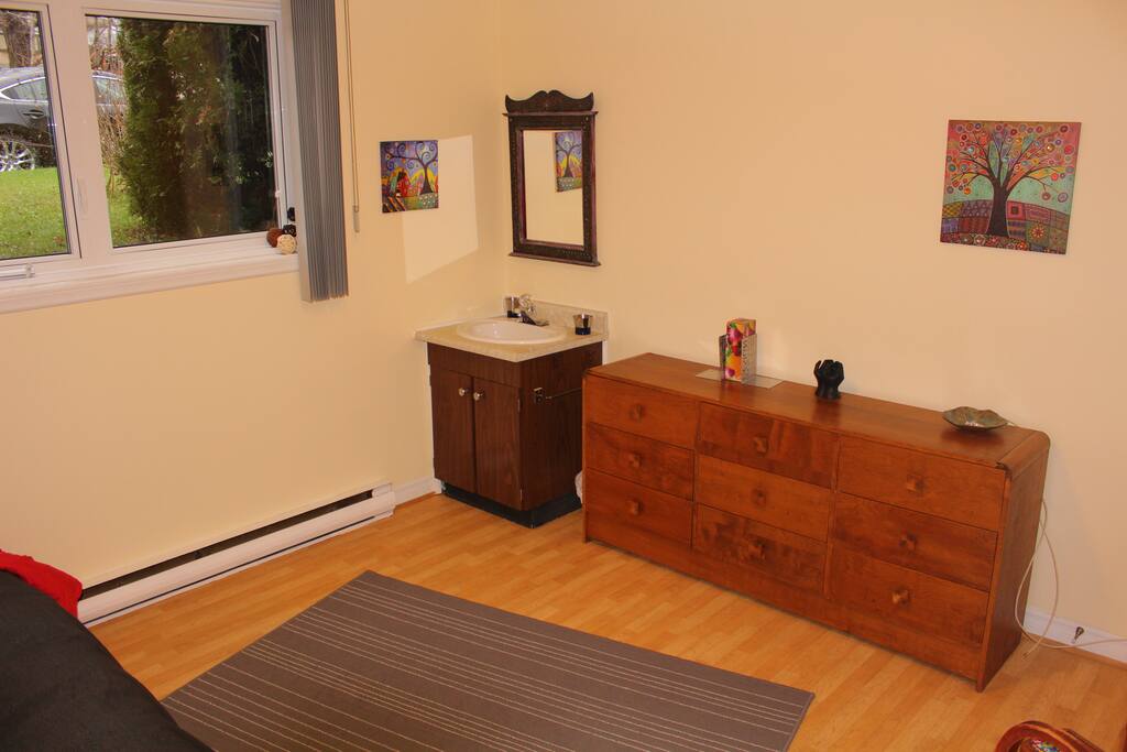 Chambre confortable. Sans allergènes, contrôle pour le chauffage et climatisation l'été par échangeur et purificateur d'air.