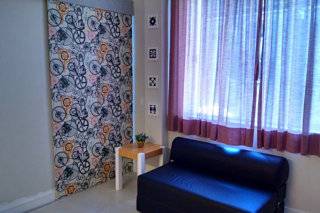 Sala vista pelo quarto