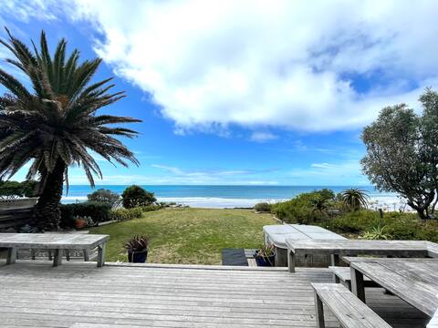 Beachfront Wainui Large Home With Spa. No Pets!