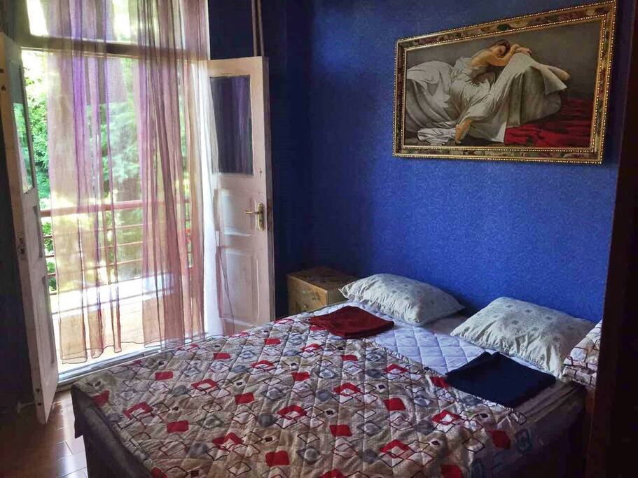 queen size bedroom- room4