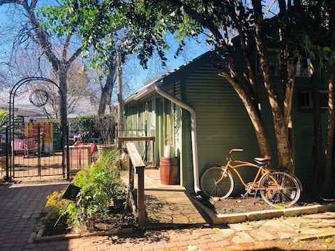 Quaint & Comfy Private Guestroom & Bath.