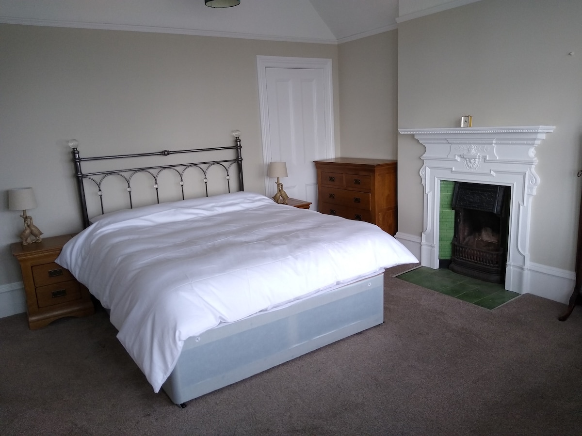 Dvojlôžková spálňa 2 s manželskou posteľou King. V tejto izbe je tiež rozkladacia pohovka.  