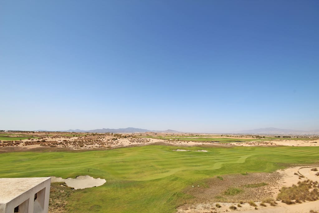 Vanaf het grote terras kijkt men direct op de golfbaan en richting ongerepte natuur.
