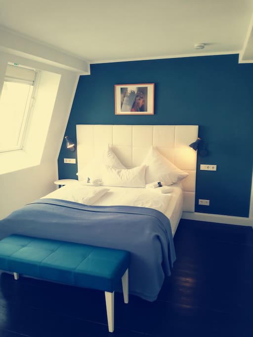 Schlafzimmer mit Queensize Doppelbett