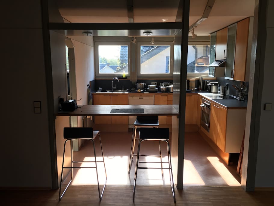 Küche mit Spülmaschine, Kühlschrank, Nespressomaschine (Kapseln reichlich) und allen Utensilien, die man so braucht, um sich auch selbst zu versorgen.