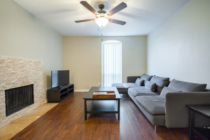 Clean, cozy and Netflix Apt Separate Entrance No Shared Spaces Sterile