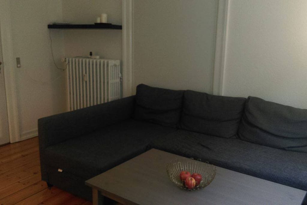 Stuen. Sofaen kan slås ud til 1½-mands-seng