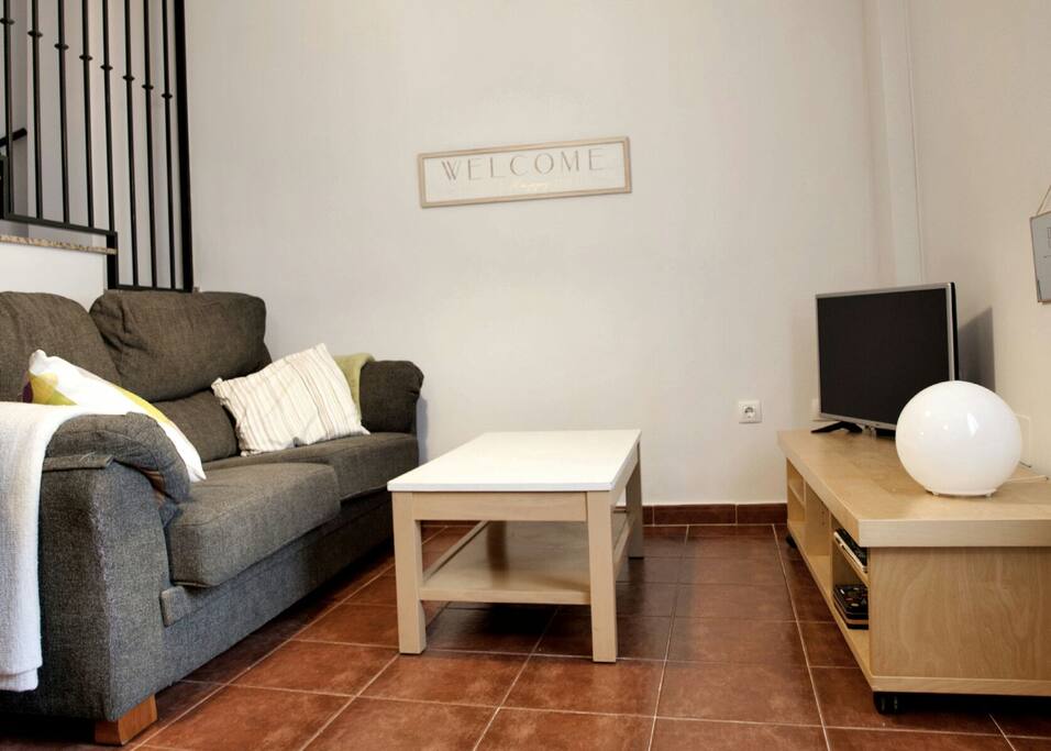 Salón, confortable sofá y smart tv