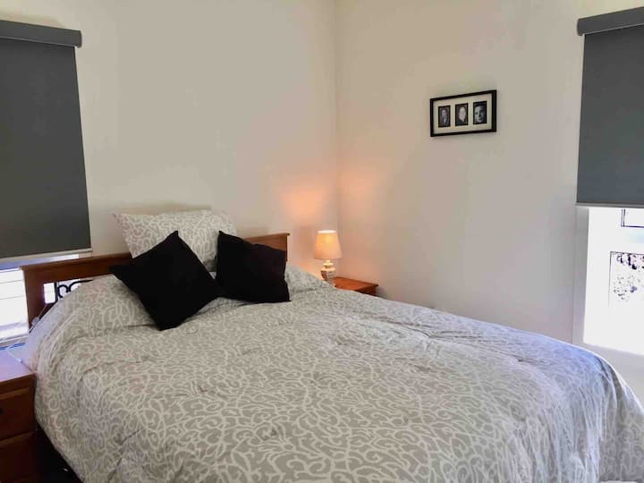 ¡Dormitorio de arriba con una cama tamaño queen muy cómoda y 2 ventanas!