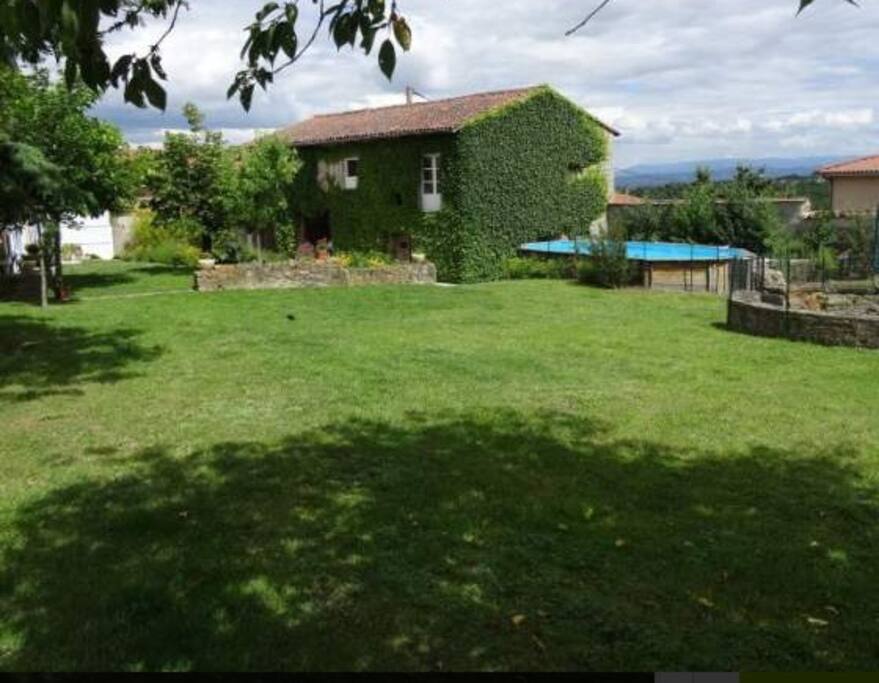 Dépendance avec chambres donnant sur le jardin