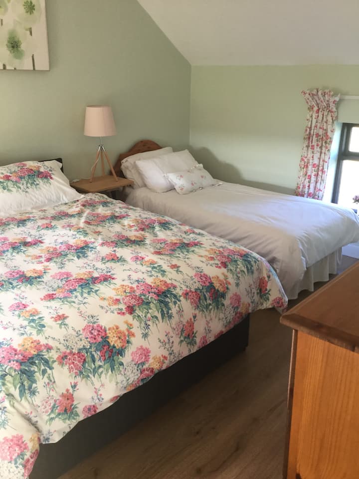 Dhoma e gjumit 1 me krevat dopio "king" dhe krevat tek