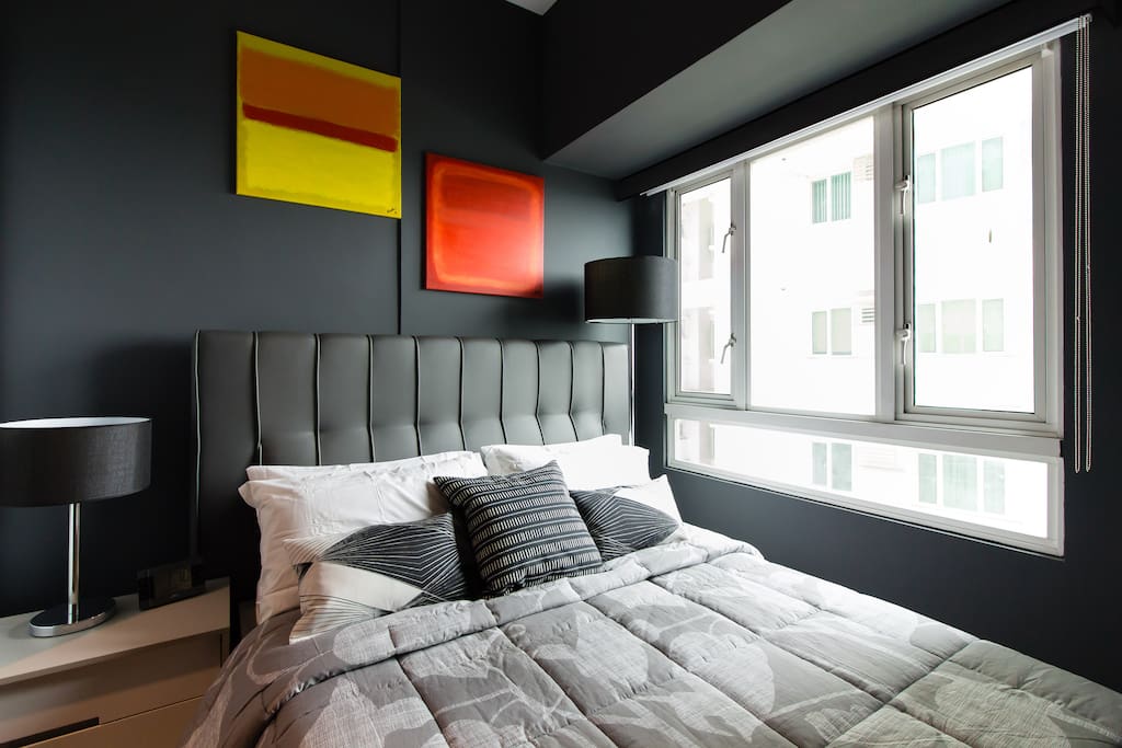 Inviting queen size bed with a view.