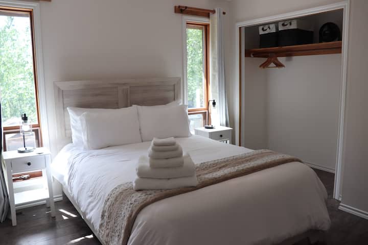Chambre principale à l'étage - a accès à la salle de bain. Lit queen size avec draps en bambou doux et serviettes de spa.