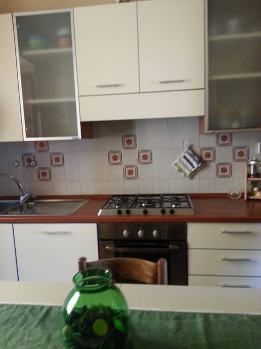 la cucina è organizzata e fornita di tutti i comfort