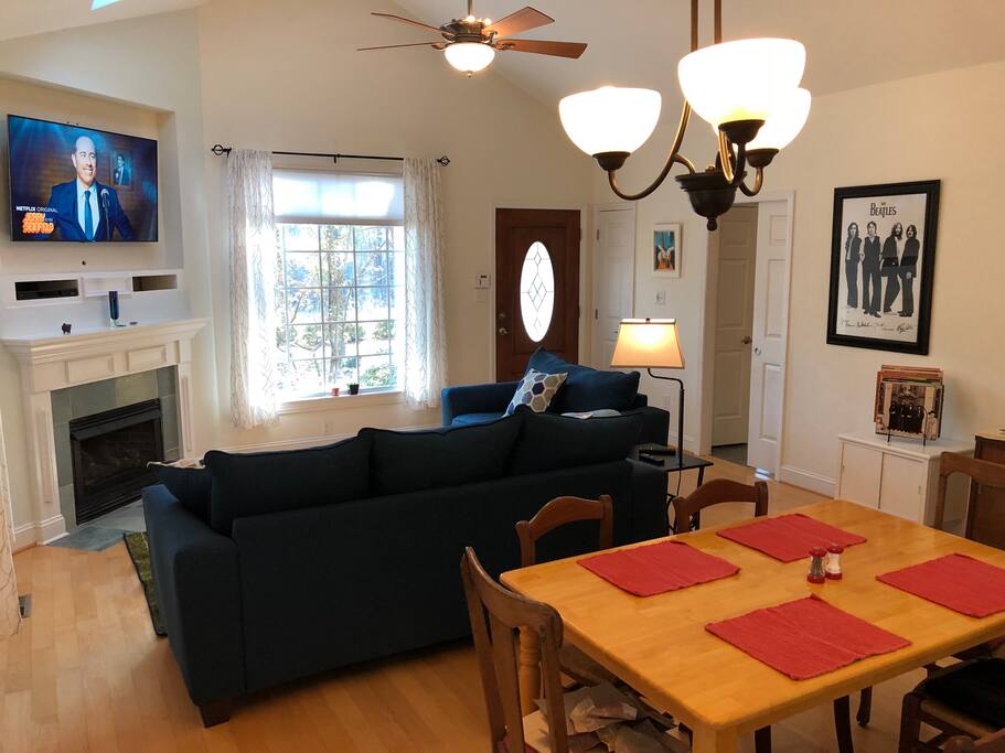 Living room/Dining table/TV/Gas fireplace