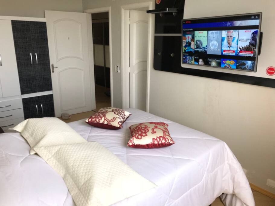 Dormitorio Principal con baño privado, Tv Internet. Quarto principal com casa de banho privada, Internet Tv. Master bedroom with private bathroom, Internet Tv.