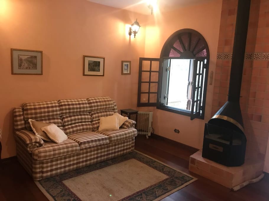 Sala com lareira e um confortável Sofá Cama Queen Size