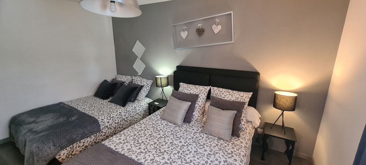 חדר שינה 2 
(פתוח מהחדר הזה מעבר ל -2 אנשים בהזמנה)
עם מיטה 140x190 וספה נפתחת 140x190 לשתי מיטות נוספות אבל באותו חדר שינה 