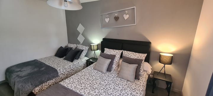 Spálňa 2 
(otvorené z tejto izby pre viac ako 2 osoby v rezervácii)
S posteľou 140 x 190 cm a rozkladacou pohovkou s rozmermi 140 x 190 cm pre 2 prístelky, ale v tej istej spálni 