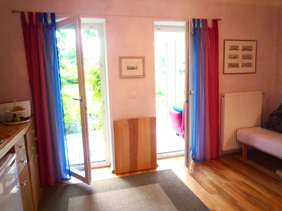 Zimmer mit Blick auf Garten und Wintergarten. (Tisch weggeklappt)