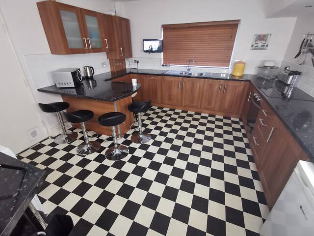 Old Trafford City Centre Events Room 2 sleeps 3 gallery image 2