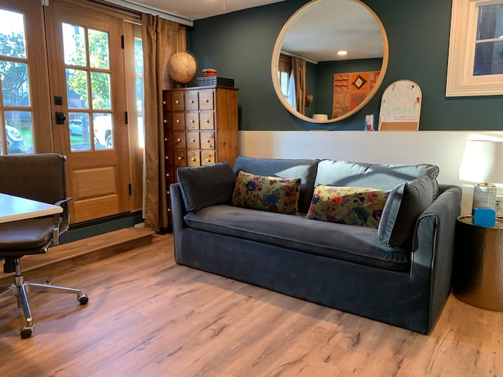 ห้องนอนด้านหน้าชั้นล่างมีห้องซักรีดและห้องน้ำในระดับเดียวกัน  โซฟาปรับนอนควีนไซส์ตามบทความ!