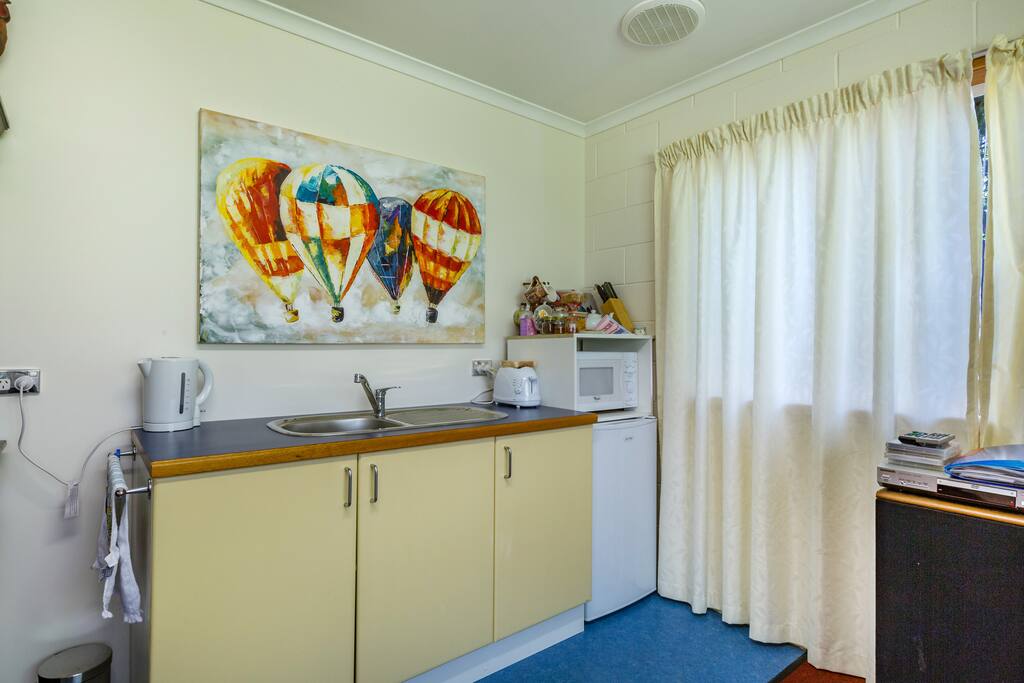 Kitchenette
sorry no oven only microwave, toaster and jug