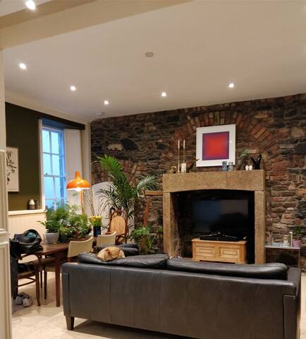 Stunning 2b Apt in Heritage Building w/SunnyPatio gallery image 4