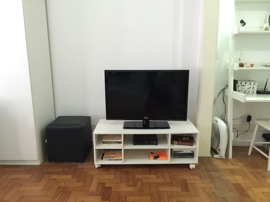 Uma televisão de led de 37 polegadas, com uma programação básica da net como: Universal, GNT e Viva, conta ainda com todos os canais abertos.