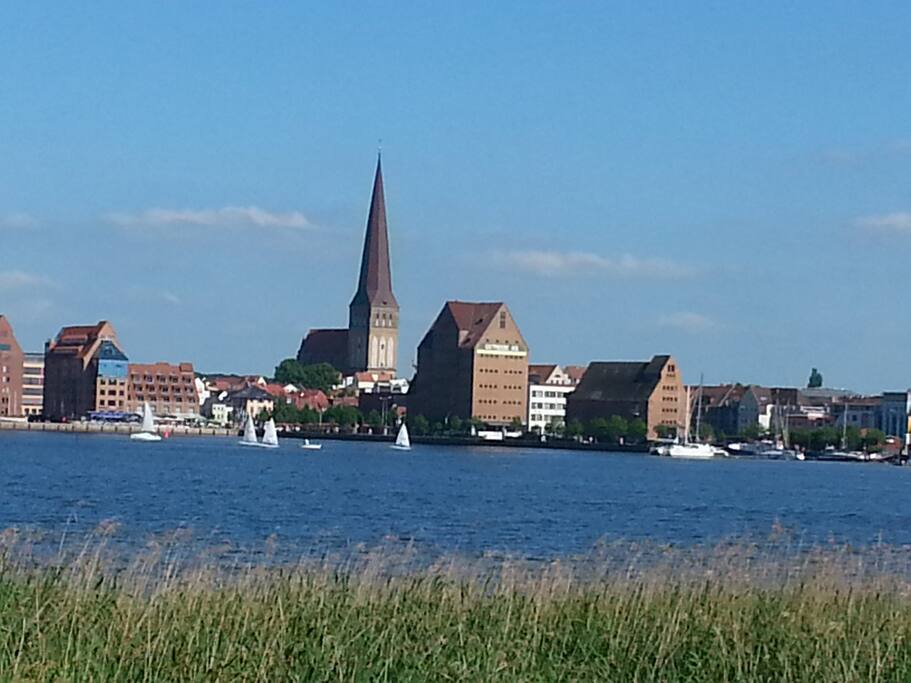 Uferpromenade (300m entfernt) mit Blick auf die Rostocker City