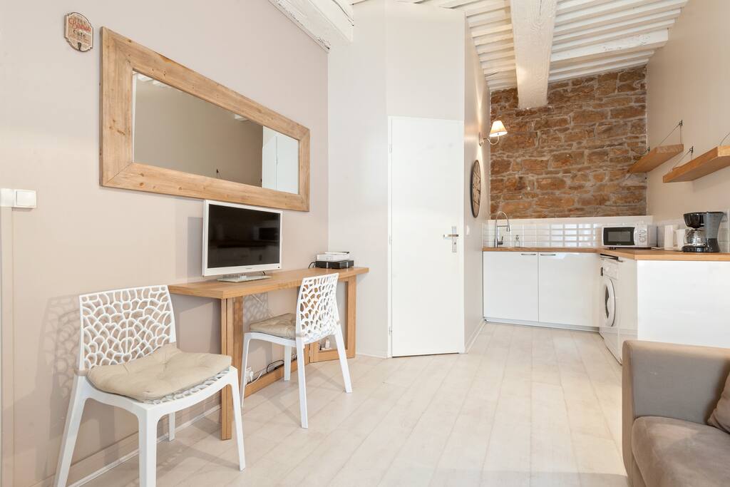 The living room, with TV, WIFI,table for dinner, 2 chairs, open kitchen and sofa