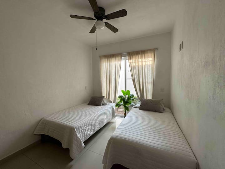 2号房， 2张单人床、风扇和衣柜 