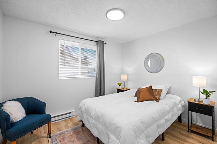 Втората спалня със супер удобно двойно легло и затъмняващи се нюанси на стаята.