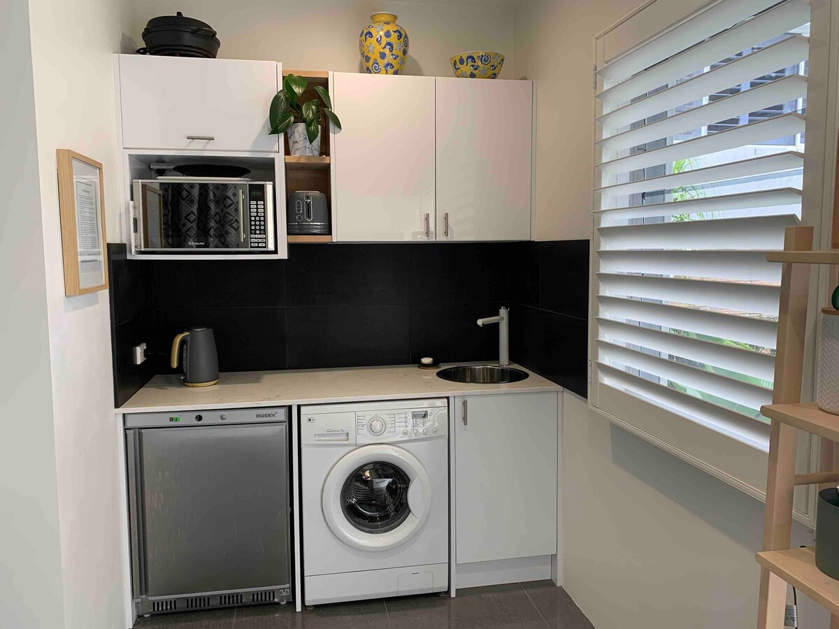 Successful Airbnb property: 1 minute walk from the Corlette waterfront. in Corlette