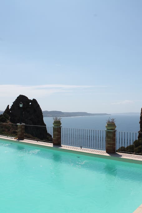 IL MARE VISTO DALLA PISCINA/VIEW FROM THE POOL