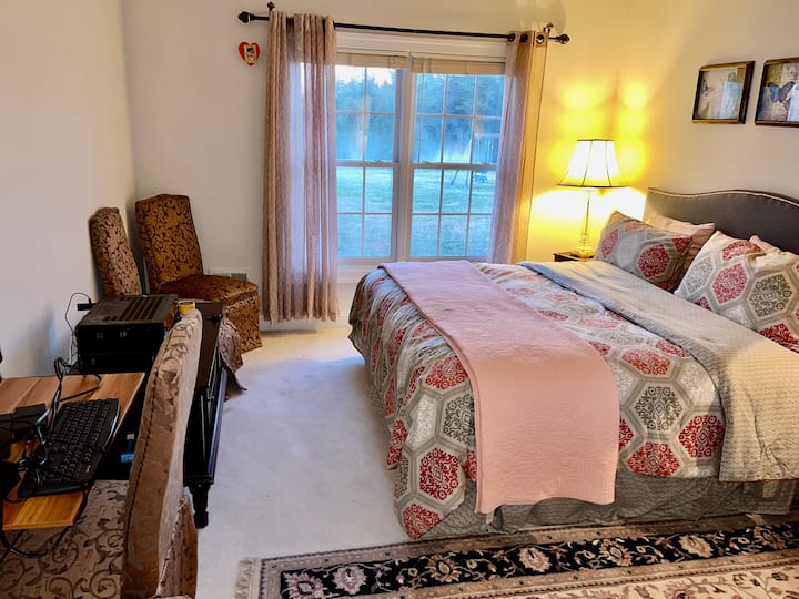 Cómoda y de alta calidad cama tamaño king. La cama está frente a un gran ventanal con vistas a la hermosa vegetación. La habitación también tiene un bonito escritorio de trabajo para tu computadora o computadora. También hay un amplio baño adjunto a este dormitorio. 